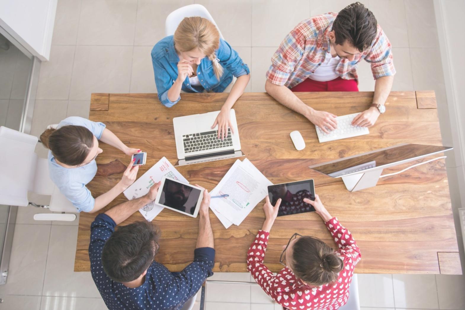 Groupe de participants échangeant sur leurs expériences